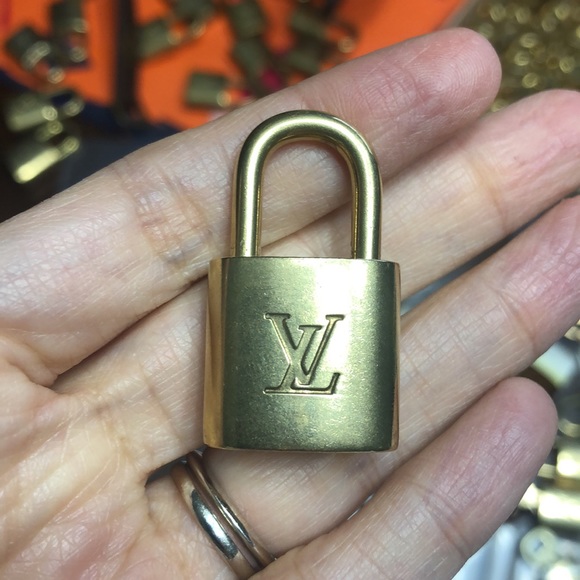 Authentic Louis Vuitton lock. No chain. - Picture 4 of 6